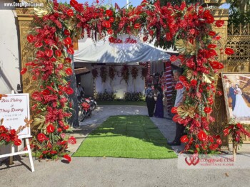 Cổng hoa tươi đám cưới tông màu đỏ