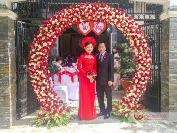 Cổng hoa tươi tròn đám cưới tông màu đỏ