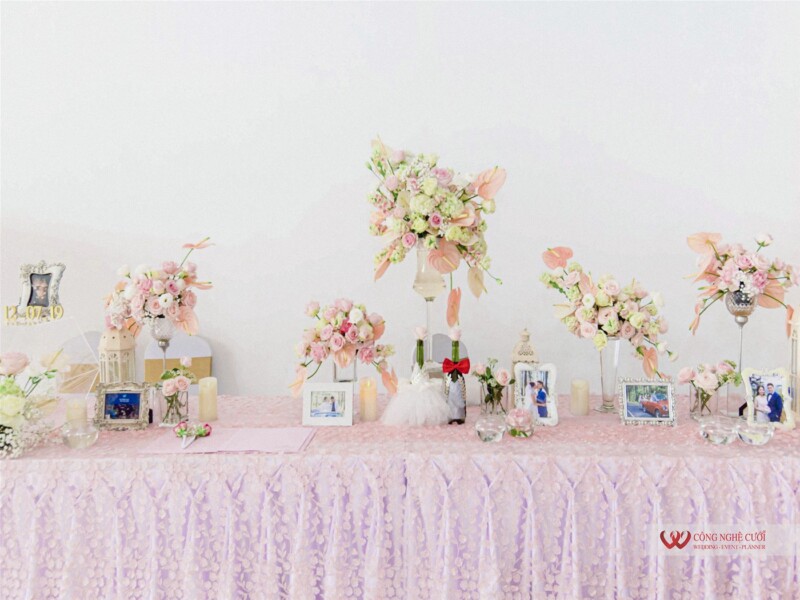 Mẫu trang trí bàn gallery tiệc cưới tông màu hồng